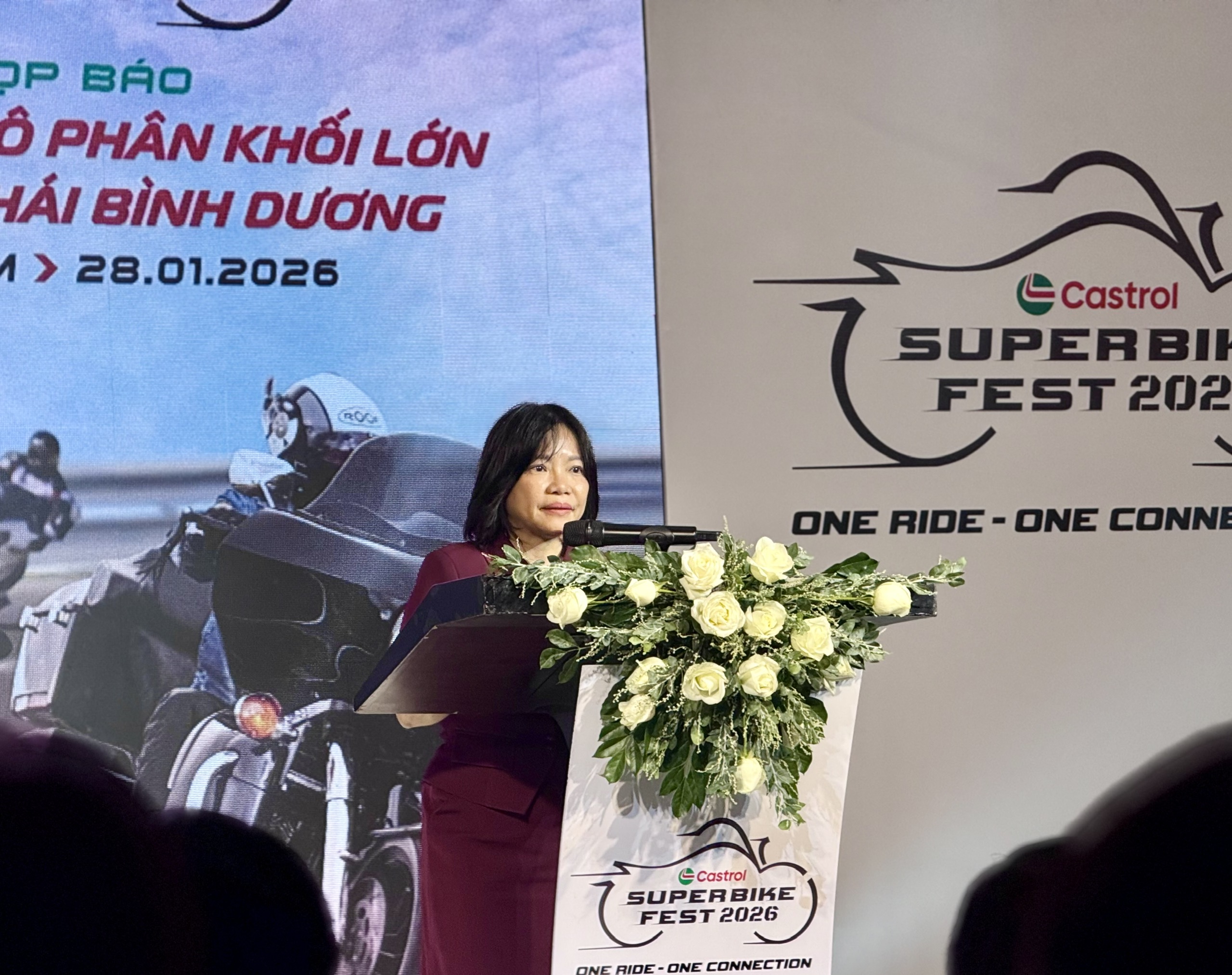 Bà Thái Thị Lệ Hằng, Tổng Biên tập Báo và Phát thanh, truyền hình Khánh Hòa, phát biểu tại họp báo.