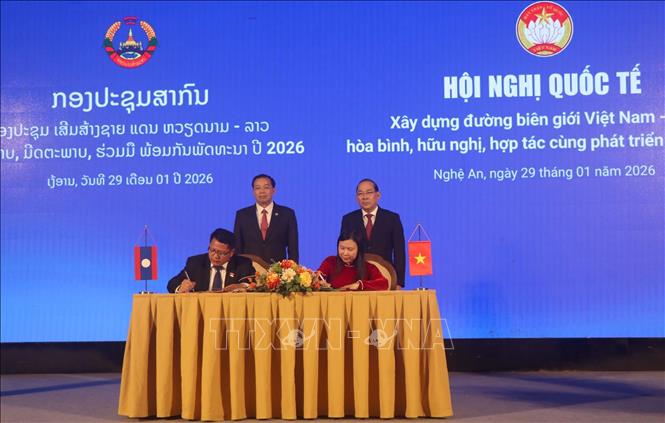 Đại diện lãnh đạo Mặt trận tổ quốc các tỉnh có chung đường biên giới Việt - Lào ký kết biên bản giao ước thi đua năm 2026.&nbsp;Ảnh: TTXVN.