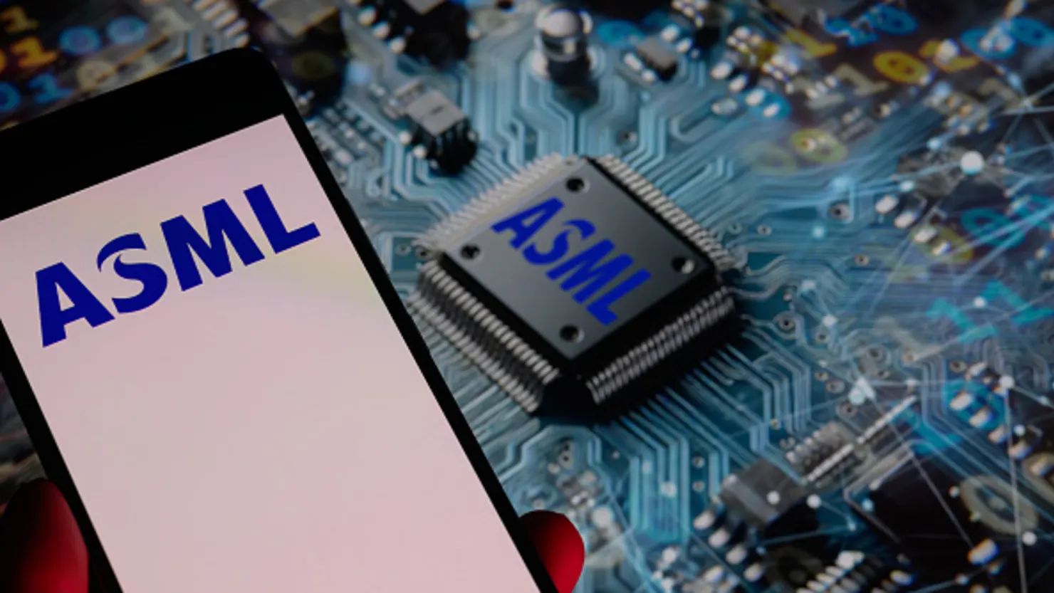 ASML hưởng lợi từ làn sóng bùng nổ AI. Nguồn: Jonathan Raa/Nurphoto/Getty Images.