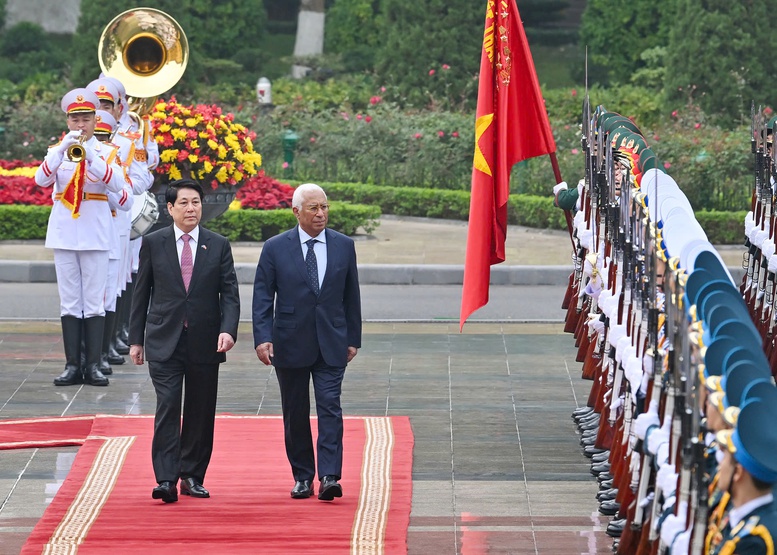 Chủ tịch nước Lương Cường và Chủ tịch Hội đồng châu Âu António Costa duyệt Đội Danh dự Quân đội nhân dân Việt Nam- Ảnh VGP