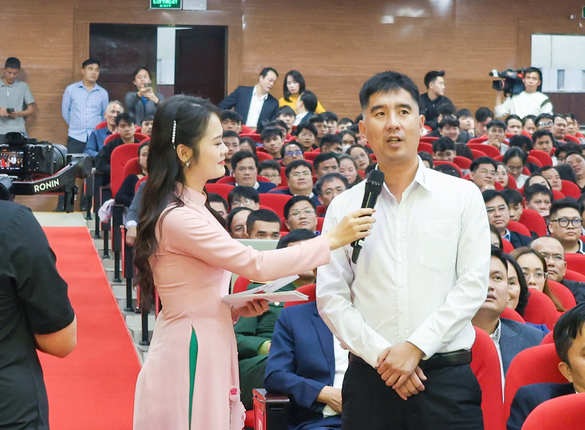 Tại Chương trình, đại diện Công ty Hoàng Gia Phát trao 129 triệu&nbsp;đồng&nbsp;cho Trường Tiểu học Mường Quàng và bày tỏ mong muốn với sự đồng hành của Công ty sẽ góp phần tạo điều kiện cho các em học tập