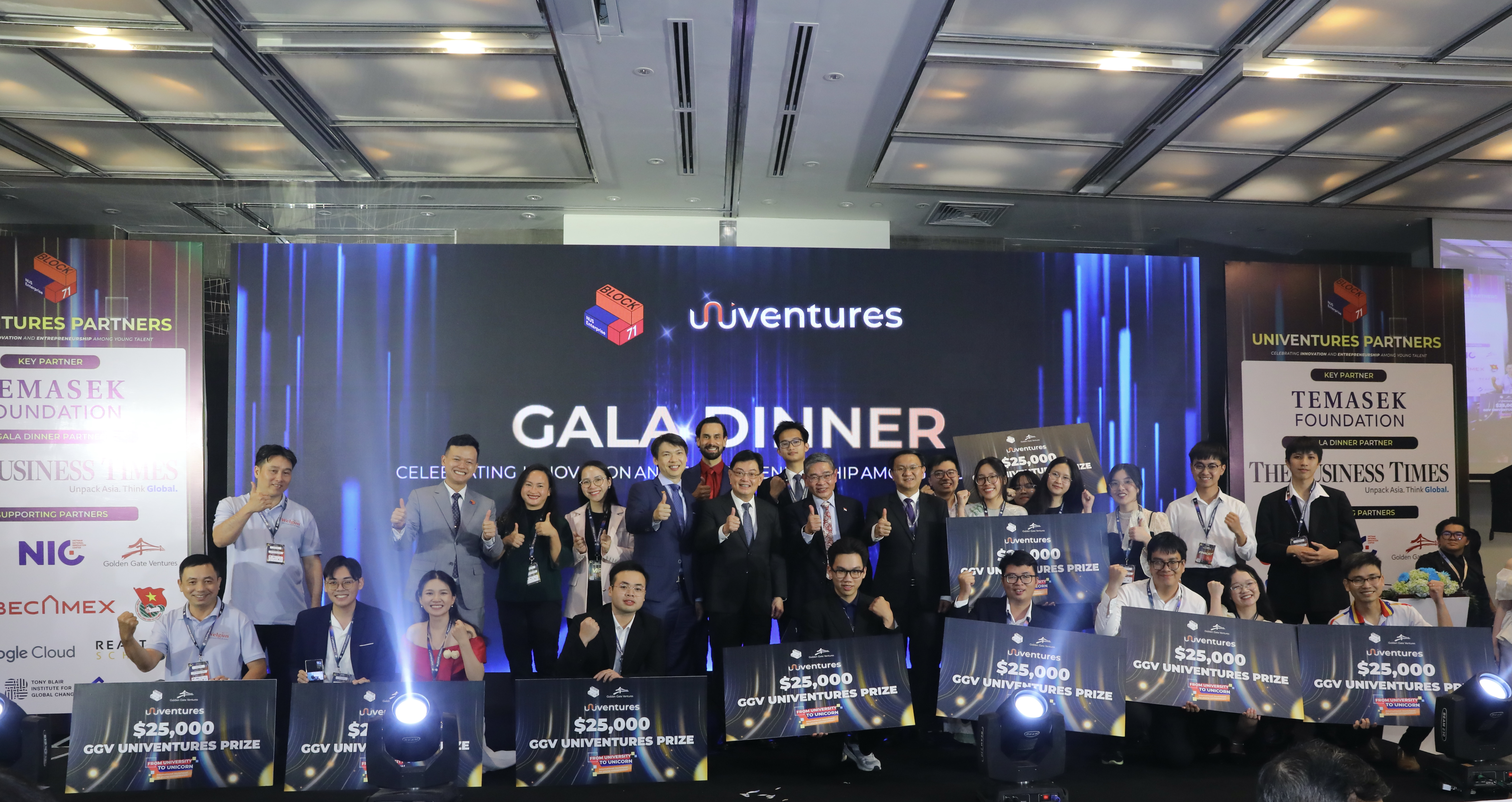Top 10 startup thuộc đại học Việt Nam nhận tổng giải thưởng 250.000 USD của quỹ đầu tư Singapore. Ảnh: Như Quỳnh