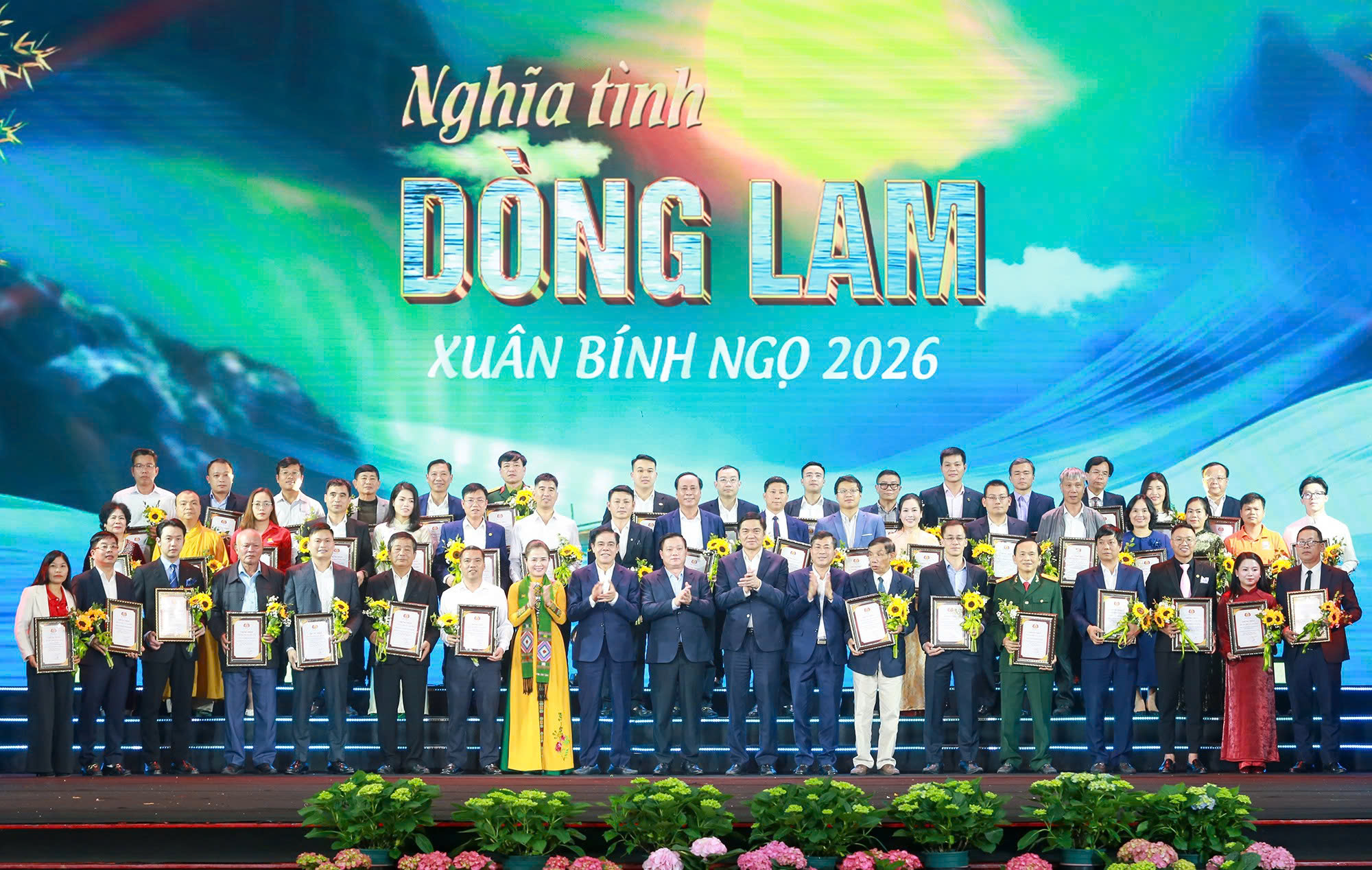 Lãnh đạo tỉnh Nghệ An chụp ảnh lưu niệm với các tập thể, cá nhân đã ủng hộ người nghèo tỉnh Nghệ An