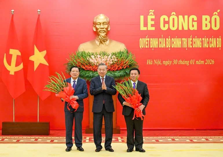 Tổng Bí thư tặng hoa các đồng chí Phan Đình Trạc và Nguyễn Xuân Thắng. Ảnh: Nhân Dân.