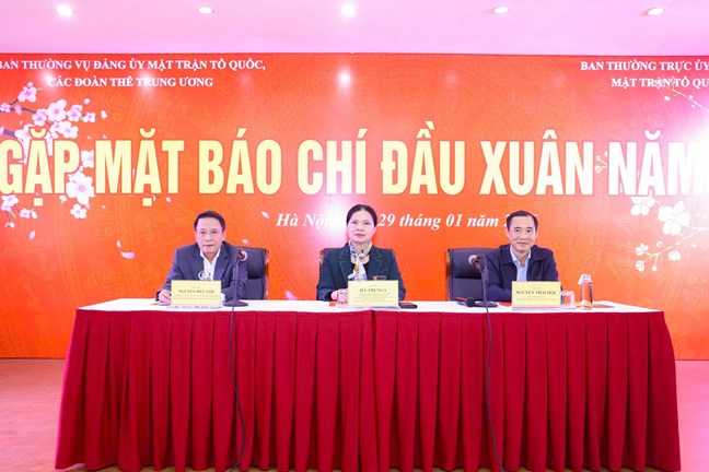 Phó Chủ tịch - Tổng Thư ký  Ủy ban Trung ương Mặt trận Tổ quốc Việt Nam Việt Nam&nbsp;Hà Thị Nga và các đại biểu chủ trì cuộc gặp mặt. Ảnh: Mặt trận.