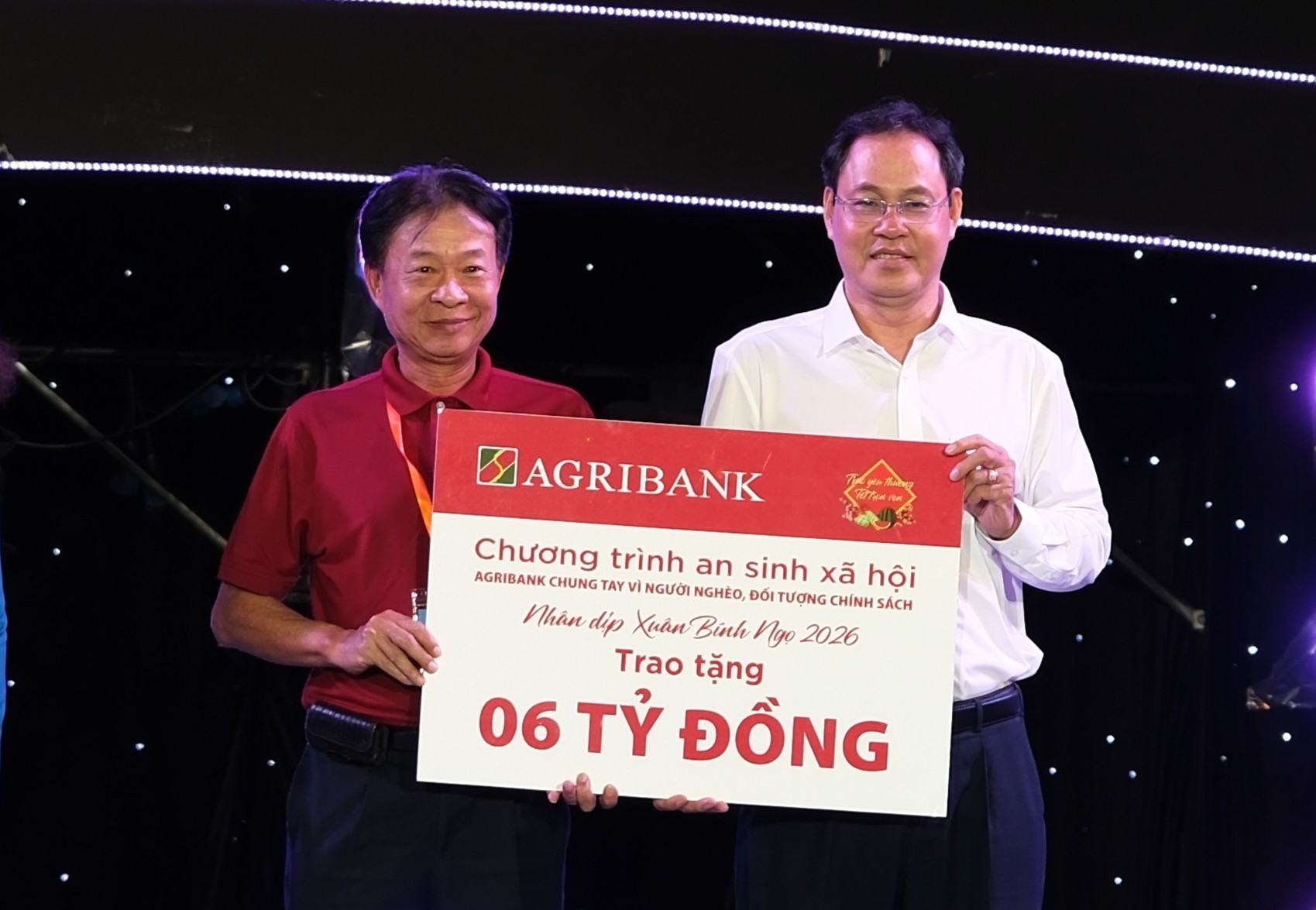Đồng chí Phạm Trung Kiên - Phó Trưởng Văn phòng Đại diện Agribank khu vực miền Nam trao bảng tượng trưng tặng kinh phí an sinh PG88 nổ hũ trên địa bàn TP.HCM.&nbsp;Ảnh:&nbsp;Agribank.