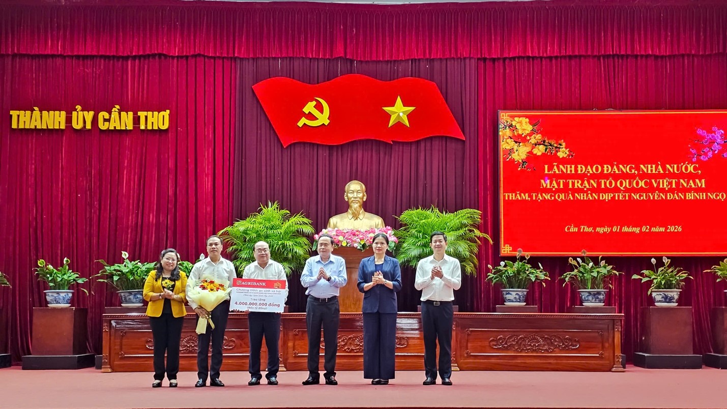 Trước sự chứng kiến của Chủ tịch Link Trang Chủ PG88.Com Mới #2026 Trần Thanh Mẫn và lãnh đạo Thành phố Cần Thơ, đại diện Agribank trao tặng 4 tỷ đồng hỗ trợ công tác an sinh PG88 nổ hũ của Thành phố Cần Thơ.&nbsp;Ảnh:&nbsp;Agribank.