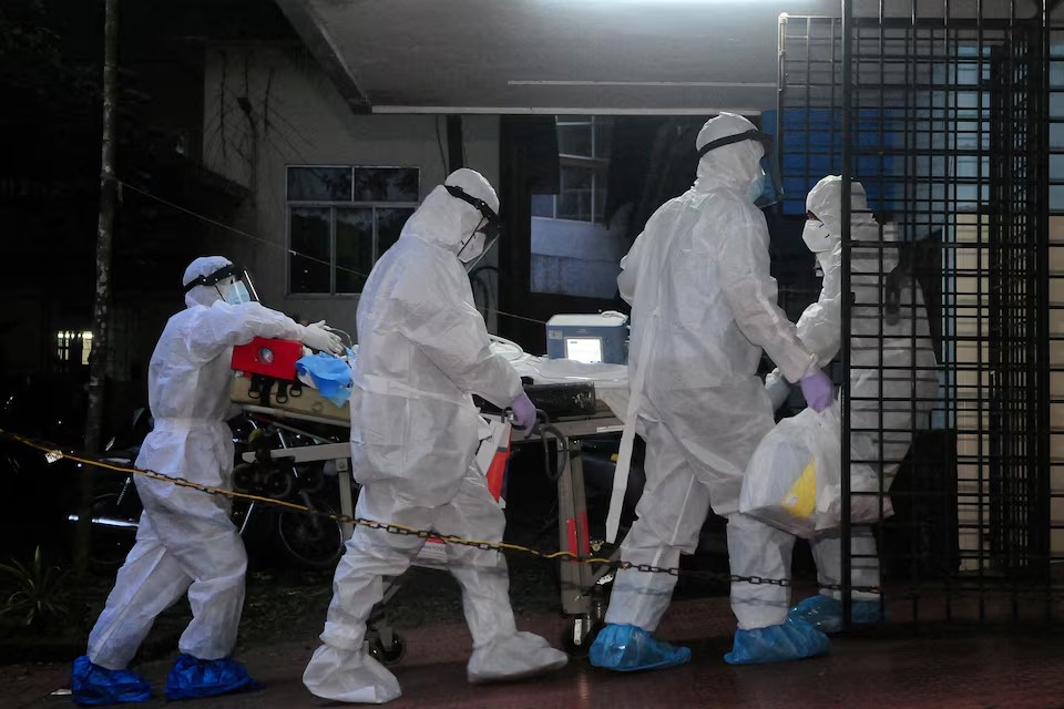 Một bệnh nhân được các bác sĩ xác định mắc virus Nipah được chuyển vào phòng chăm sóc tích cực (ICU) của khu cách ly điều trị Nipah tại Trường Cao đẳng Y khoa Kozhikode, quận Kozhikode, bang Kerala, miền nam Ấn Độ. Ảnh: Reuters/CK Thanseer.