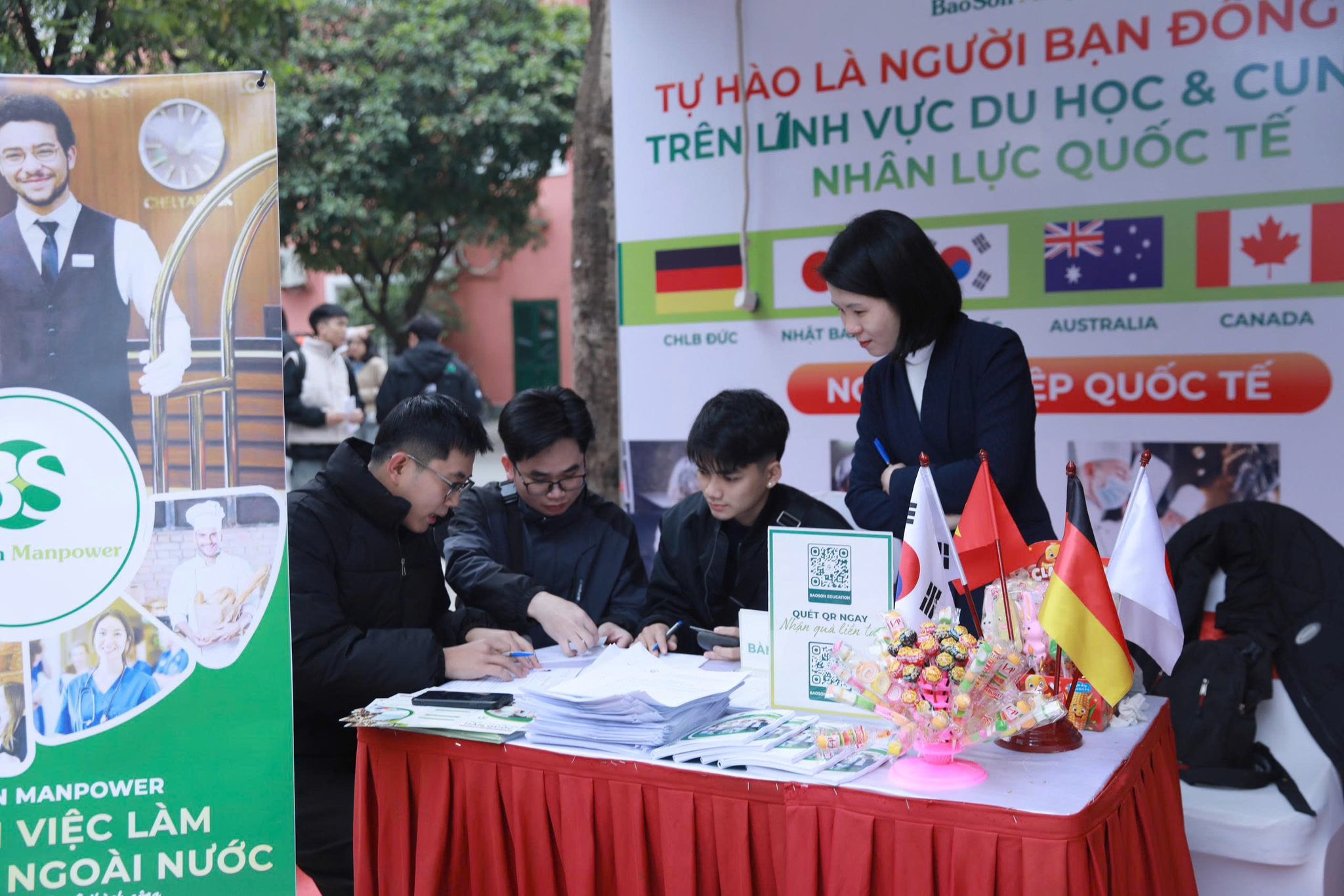 Tư vấn tuyển dụng cho sinh viên. Ảnh: TH.&nbsp;