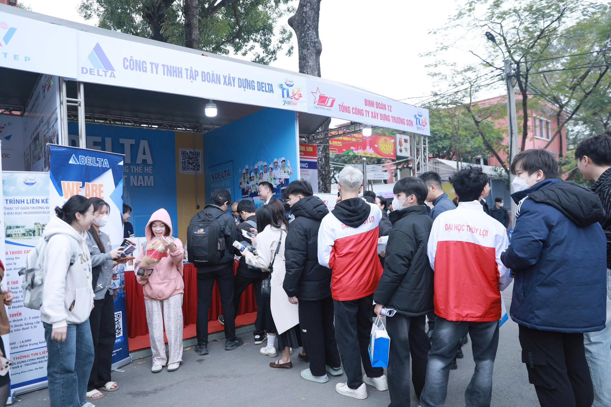 Sinh viên tham dự Ngày hội việc làm 2026.  Ảnh: TH.