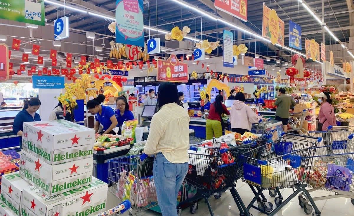 Ghi nhận tại các hệ thống bán lẻ, nguồn cung hàng hóa phục vụ Tết năm nay khá dồi dào.