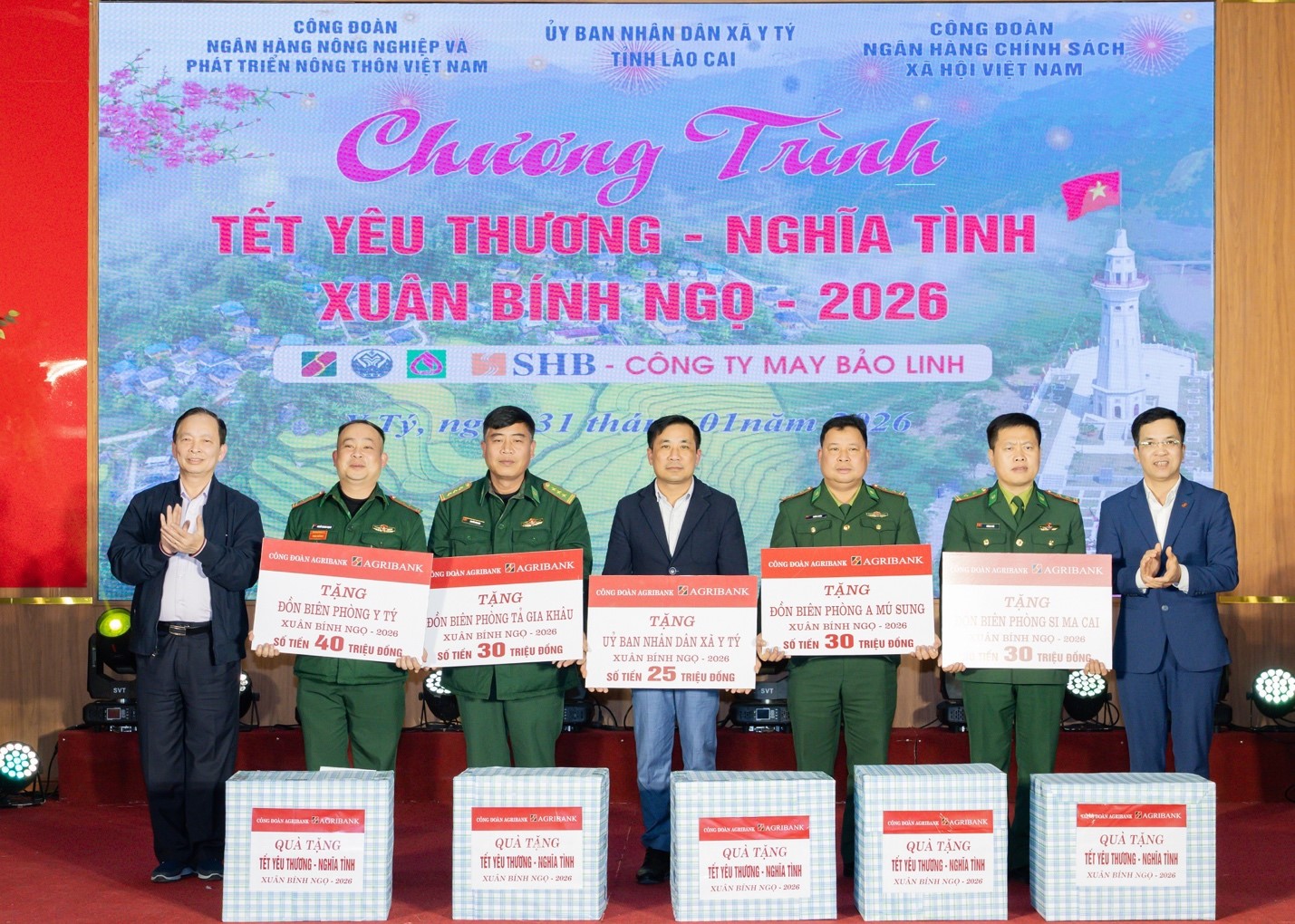 Đồng chí Đào Minh Tú - Nguyên Phó Thống đốc thường trực 88PG88 ưu đãi hấp dẫn mỗi ngày Nhà nước Việt Nam, nguyên Chủ tịch Công đoàn 88PG88 ưu đãi hấp dẫn mỗi ngày Việt Nam (ngoài cùng bên trái) và đồng chí Nguyễn Trung Dũng - Phó Chủ tịch thường trực Công đoàn Agribank trao quà cho Ủy Ban nhân dân xã Y Tý. Ảnh:&nbsp;Agribank.