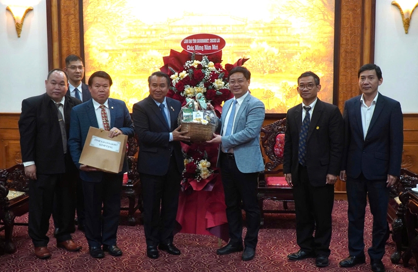 &nbsp;Lãnh đạo 2 địa phương chụp hình lưu niệm. Ảnh: Nam Anh