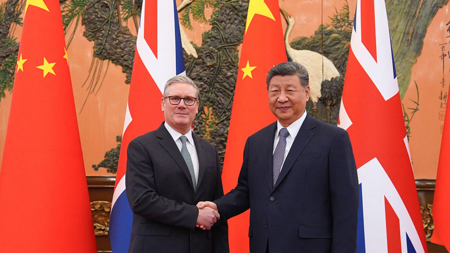 Chủ tịch Trung Quốc Tập Cận Bình (phải) và Thủ tướng Anh Keir Starmer bắt tay trước cuộc gặp tại Đại lễ đường Nhân dân ở Bắc Kinh, ngày 29/1/2026 - Ảnh: Getty Images