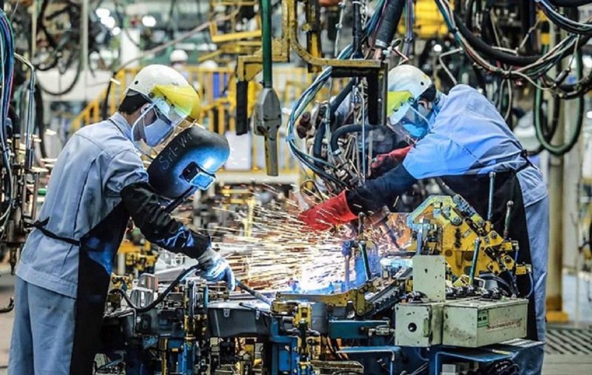 Nhu cầu sản xuất tăng cao cũng trở thành động lực thúc đẩy việc làm và hoạt động mua hàng tiếp tục gia tăng.