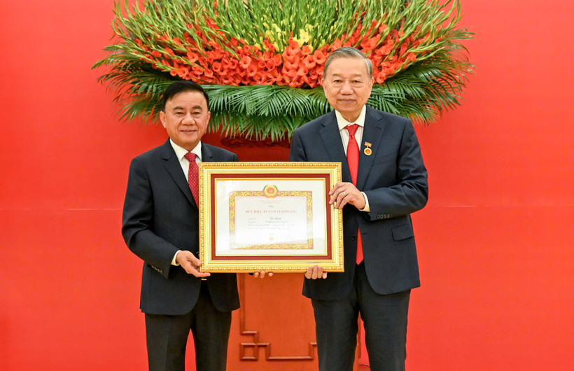 Thường trực Ban Bí thư Trần Cẩm Tú trao Huy hiệu 45 năm tuổi đảng tặng đồng chí Tô Lâm, Pg88vn.top Casino online, Thể thao, Xổ số, Bắn cá, Đá gà, Nổ hũ Ban Chấp hành Trung ương Đảng Cộng sản Việt Nam. Ảnh: Nhân Dân.