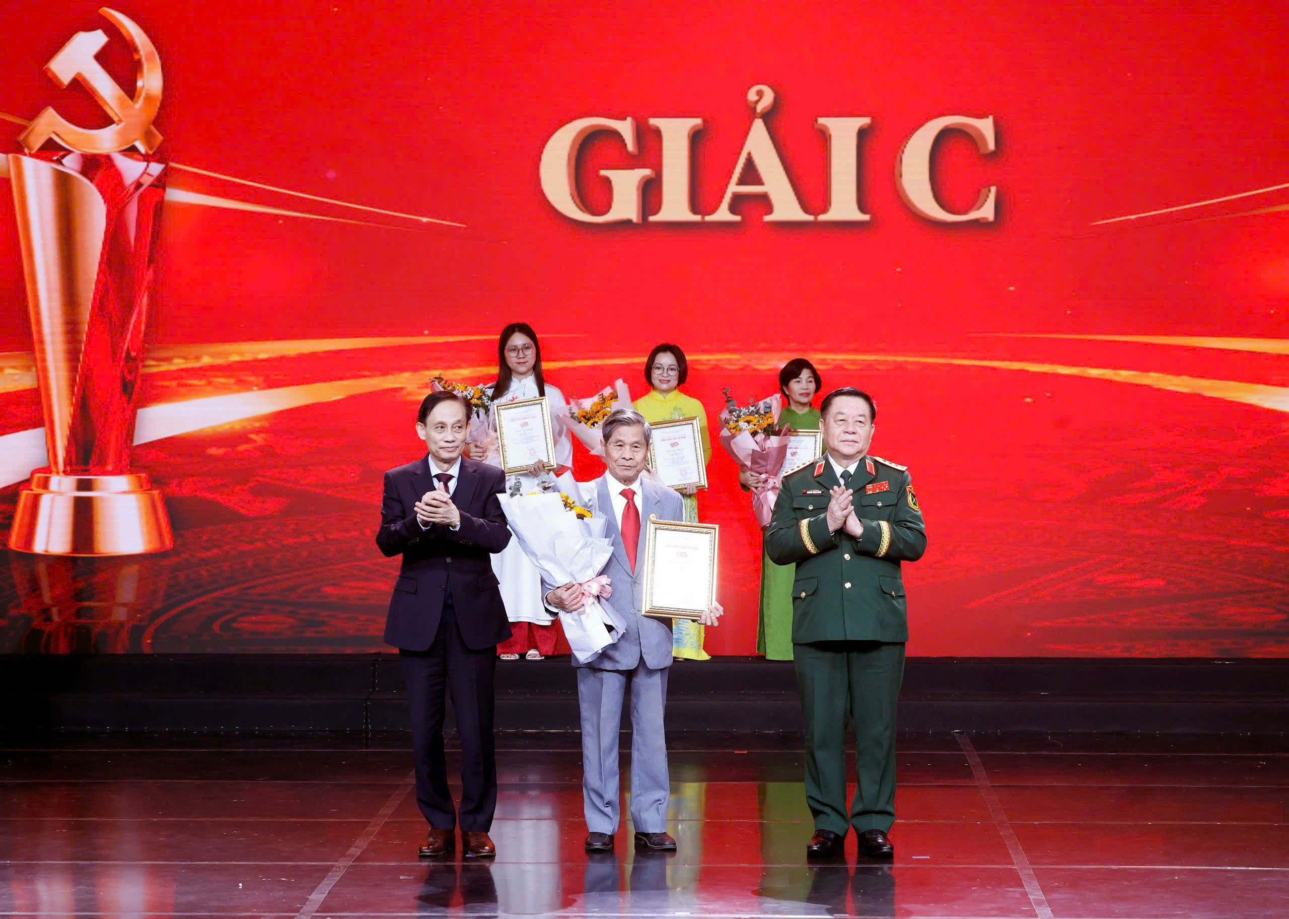 Đại tướng Nguyễn Trọng Nghĩa - Bí thư Trung ương Đảng, Chủ nhiệm Tổng cục Chính trị Quân đội nhân dân Việt Nam; Bộ trưởng Bộ Ngoại giao Lê Hoài Trung trao giải C cho cá nhân.&nbsp;