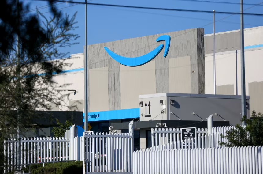Một kho hàng của Amazon. Công ty đang sa thải thêm 16.000 nhân viên. Nguồn: Julio Cesar Aguilar/AFP/Getty.
