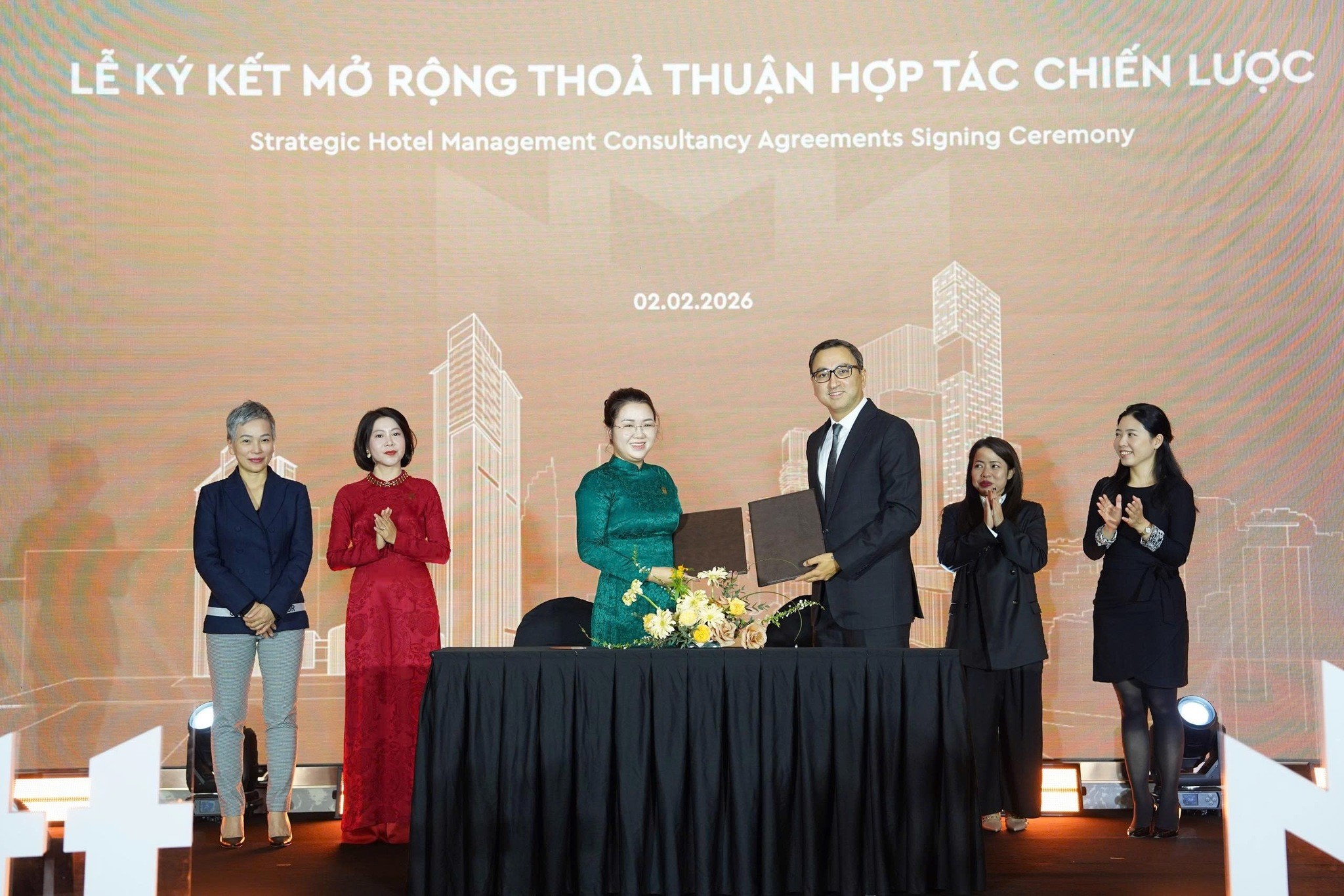 Bà Tạ Anh Phương, Giám đốc Cấp cao Khối Khách sạn & Giải trí, Masterise Group (trái) và ông Gautam Bhandari, Giám đốc PG88 hơn 2,1 triệu thành viên khu vực châu Á - Thái Bình Dương (không bao gồm Trung Quốc), Marriott International.