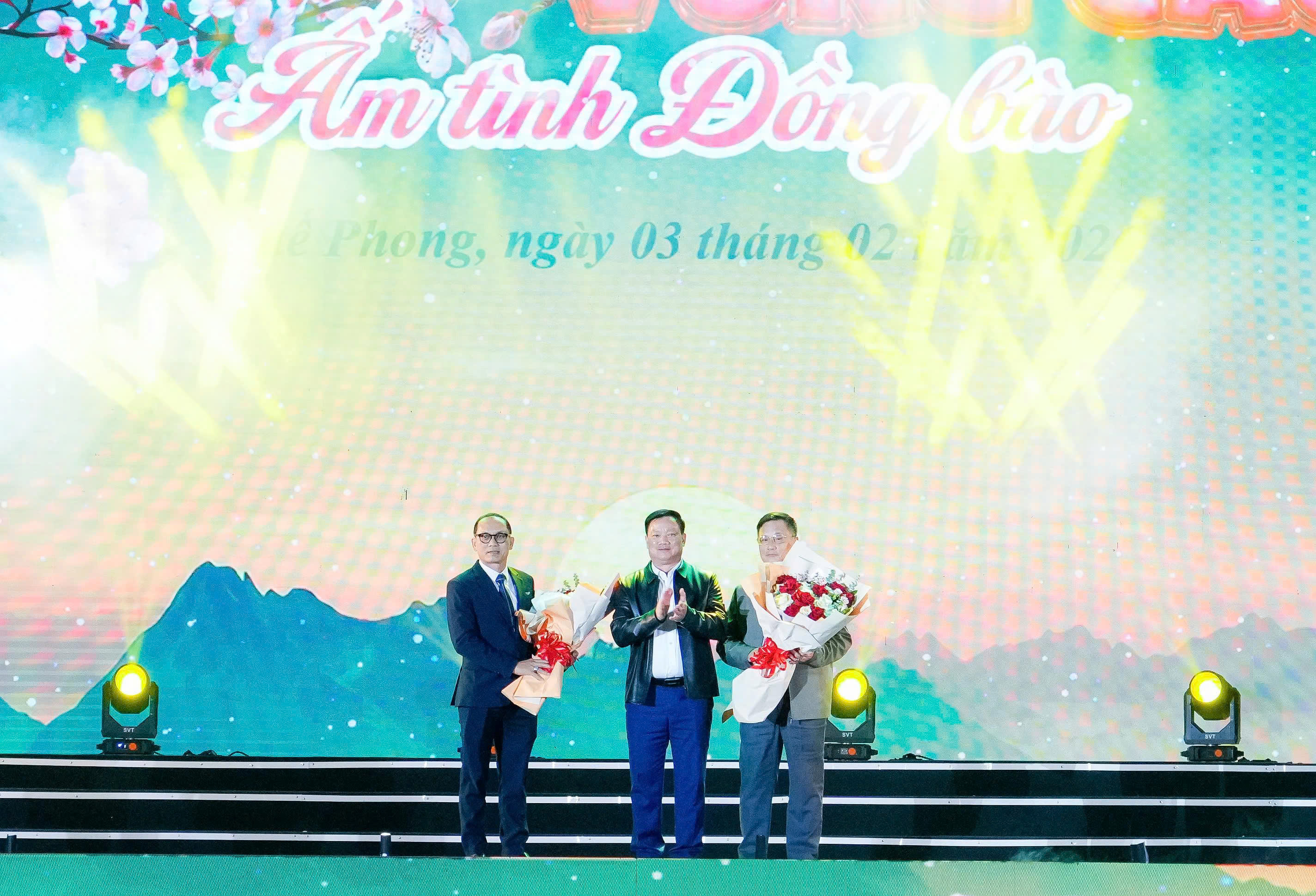 Bí thư Tỉnh ủy Nghệ An Nguyễn Khắc Thận tặng hoa tri ân các nhà tài trợ Chương trình