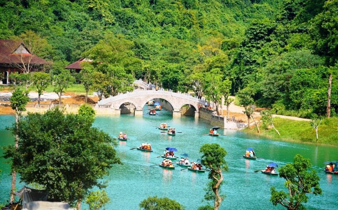 Ngồi thuyền khám phá Thung Ui.