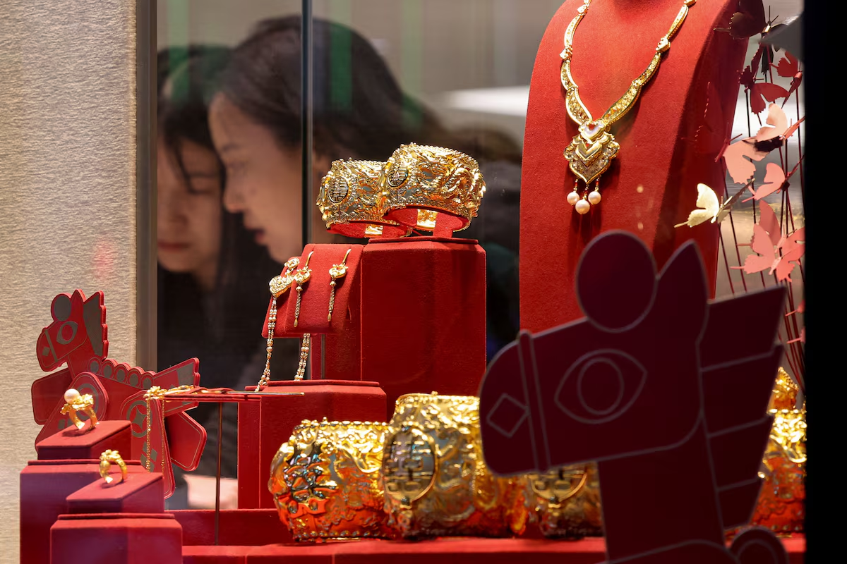 Giá vàng có phiên tăng mạnh nhất 18 năm, SPDR Gold Trust bán ròng