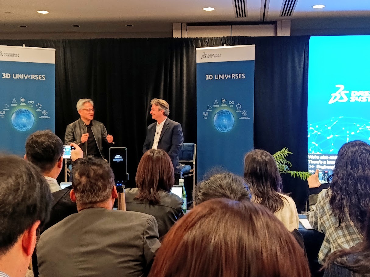 CEO Nvidia Jensen Huang  (bên trái) và CEO Pascal Daloz của Dassault Systèmes chia sẻ tại sự kiện 3DEXPRIENCE World 2026