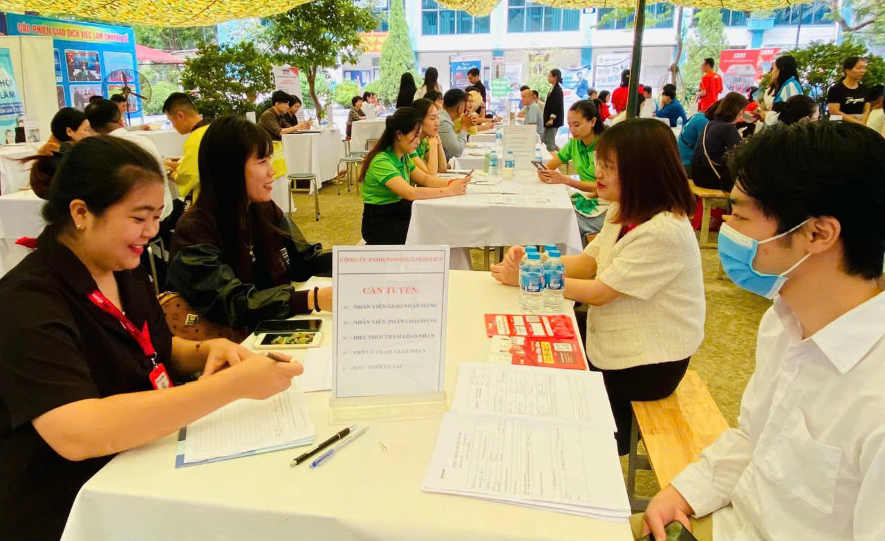 6Pg88.con độc quyền mỗi ngày tham gia phiên giao dịch việc làm để tuyển lao động. Ảnh: ND. 