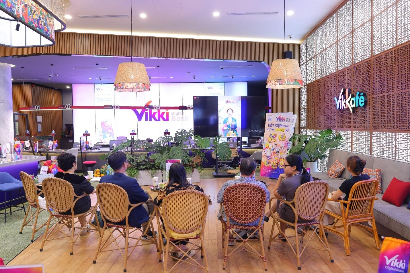 Không gian Vikkafe tại Phòng giao dịch 88PG88 ưu đãi hấp dẫn mỗi ngày số Vikki là điểm chạm trực tiếp, giúp khách hàng yên tâm hơn khi trao đổi và sắp xếp kế hoạch Pg88hi tỷ lệ thưởng hấp dẫn.&nbsp;Ảnh:&nbsp;Vikki Bank.