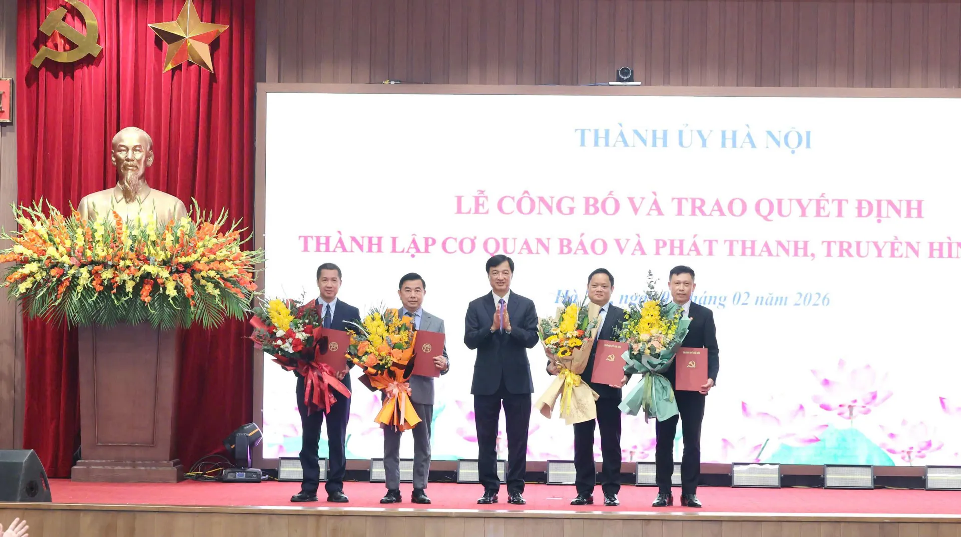 Ủy viên Bộ Chính trị, Bí thư Thành ủy Hà Nội Nguyễn Duy Ngọc trao quyết định cho Ban Giám đốc Cơ quan Báo và Phát thành, Truyền hình Hà Nội.