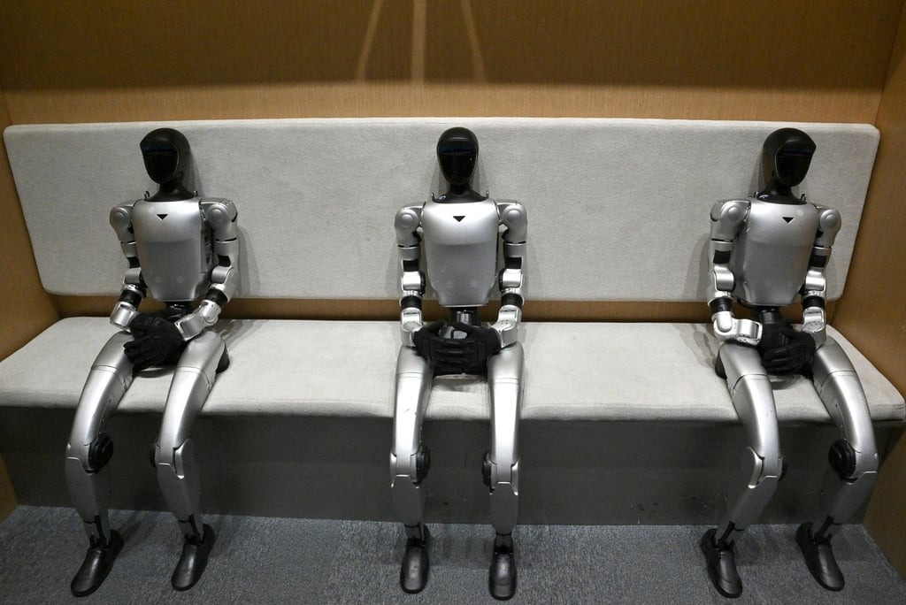 Ba robot hình người đang ngồi tại cửa hàng bán lẻ đầu tiên của Unitree ở Bắc Kinh vào ngày 9 tháng 1 năm 2026. Ảnh: AFP