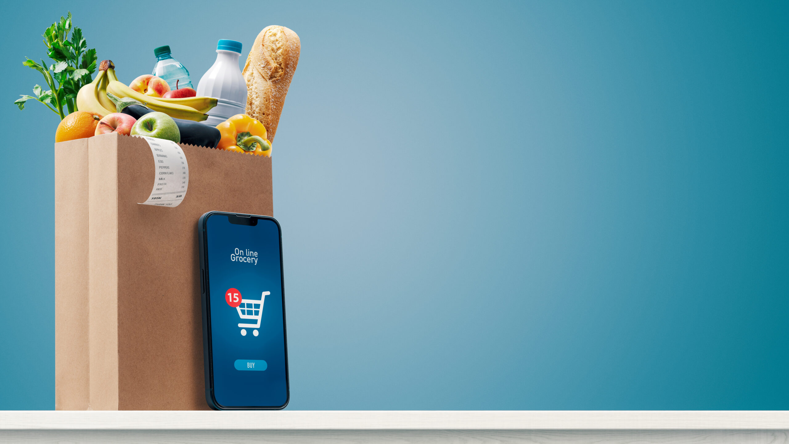 49% người dùng tham gia khảo sát cho biết họ kết hợp giữa sắm Tết trực tiếp (offline) và trực tuyến (online).