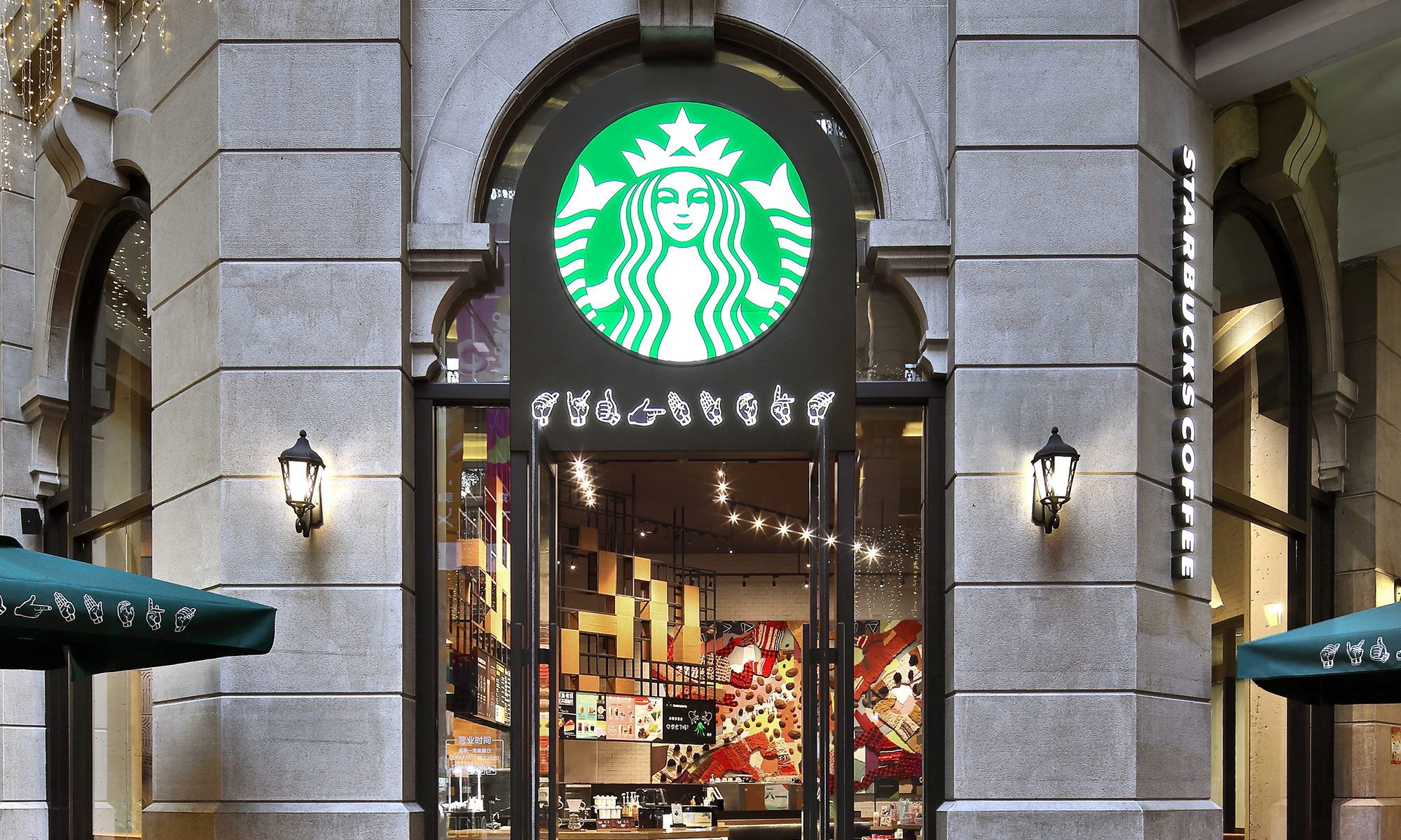 Starbucks đã khai trương 128 cửa hàng mới, nâng tổng số cửa hàng trên toàn thế giới lên 41.118 địa điểm.