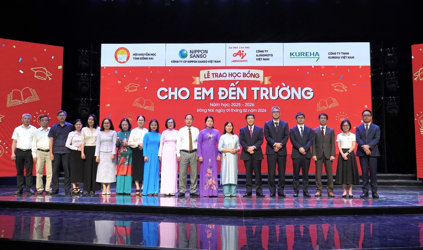 Đại diện lãnh đạo các sở, ban, ngành tỉnh Đồng Nai, Hội Khuyến học tỉnh và các đơn vị tài trợ.&nbsp;Ảnh:&nbsp;Ajinomoto Việt Nam.