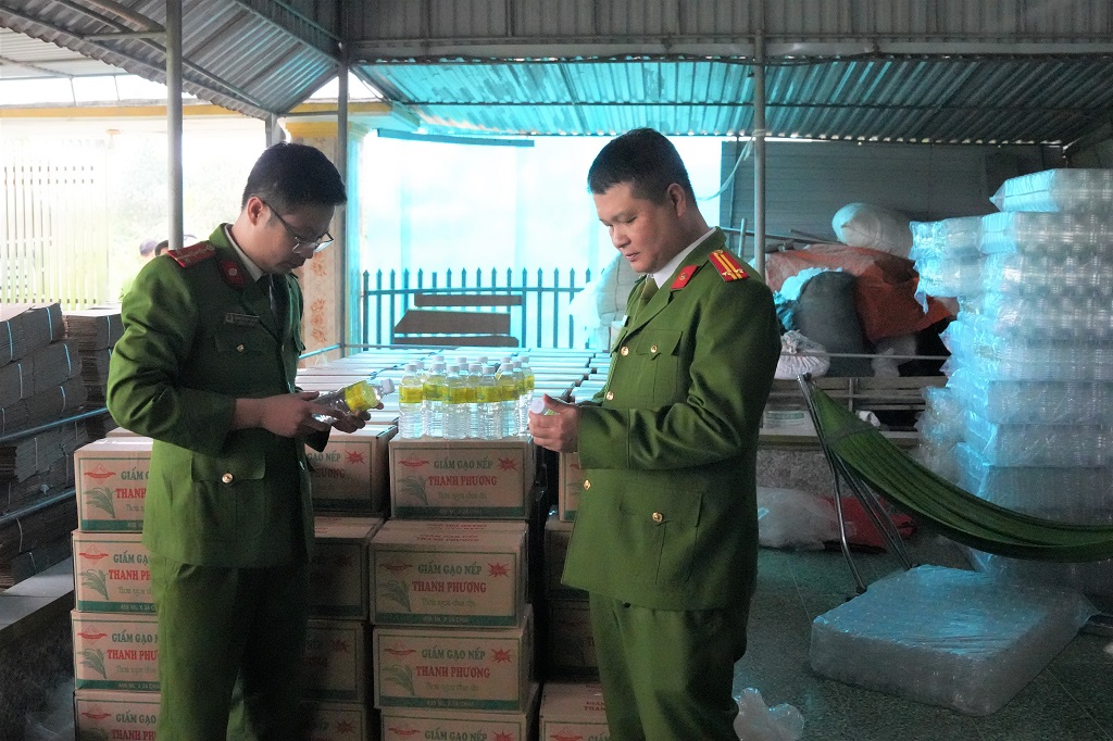 Triệt phá cơ sở sản xuất 60.000 lít giấm gạo nếp giả từ axit công nghiệp tại Nghệ An