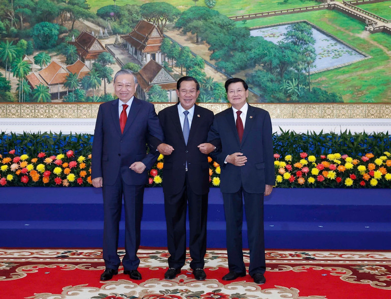 Tổng Bí thư Tô Lâm; Chủ tịch Đảng Nhân dân Campuchia Samdech Techo Hun Sen; Tổng Bí thư, Chủ tịch nước Lào Thongloun Sisoulith tại Cuộc gặp. Ảnh: TTXVN.