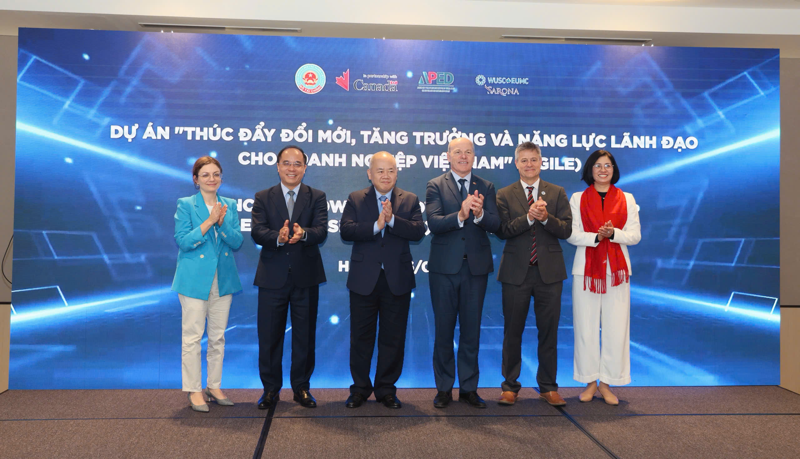 Đại diện Việt Nam và Canada chụp ảnh tại sự kiện.
