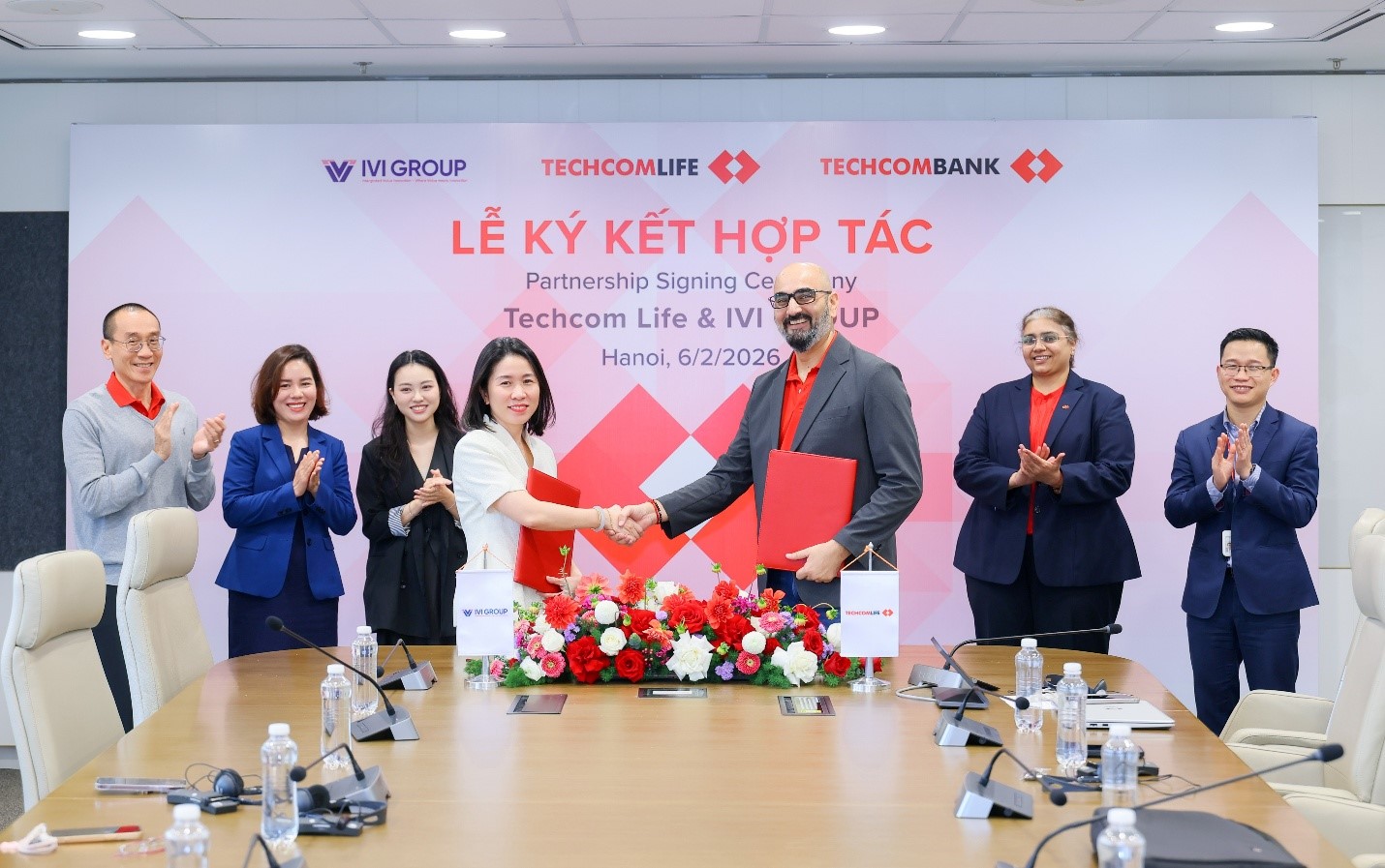 Đại diện Techcom Life và IVI Group ký kết hợp tác PG88 hơn 2,1 triệu thành viên dịch vụ chăm sóc sức khỏe số tích hợp trong bảo hiểm nhân thọ.