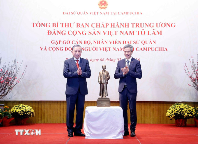 Tổng Bí thư Tô Lâm tặng bức tượng Bác Hồ cho Đại sứ quán Việt Nam tại Campuchia. Ảnh: TTXVN