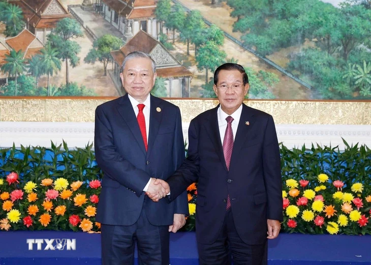 Tổng Bí thư Tô Lâm gặp Samdech Techo Hun Sen tại Phnom Penh ngày 6/2. Ảnh: TTXVN