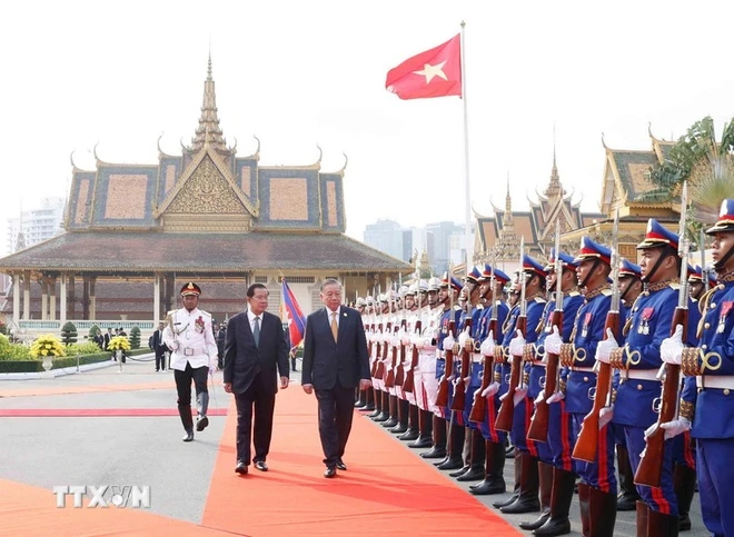 Tổng Bí thư&nbsp;Tô Lâm&nbsp;và Samdech Techo Hun Sen duyệt Đội danh dự Quân đội Hoàng gia Campuchia. Ảnh: TTXVN