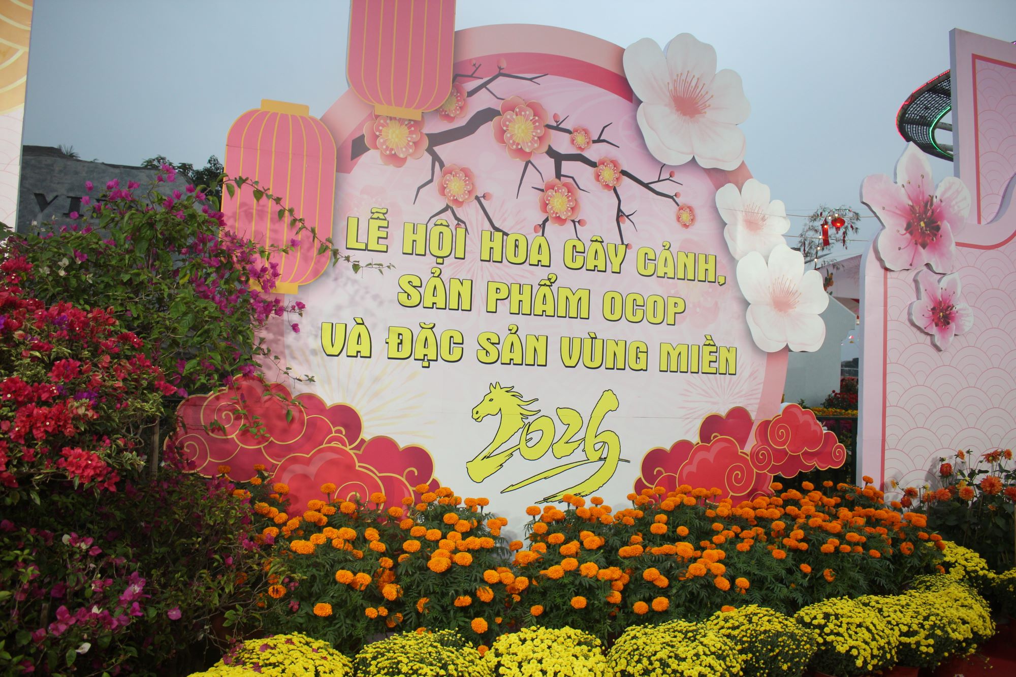Một tiểu cảnh trang trí hội chợ tại Công viên Thiên Văn. Ảnh: Chu Khôi.