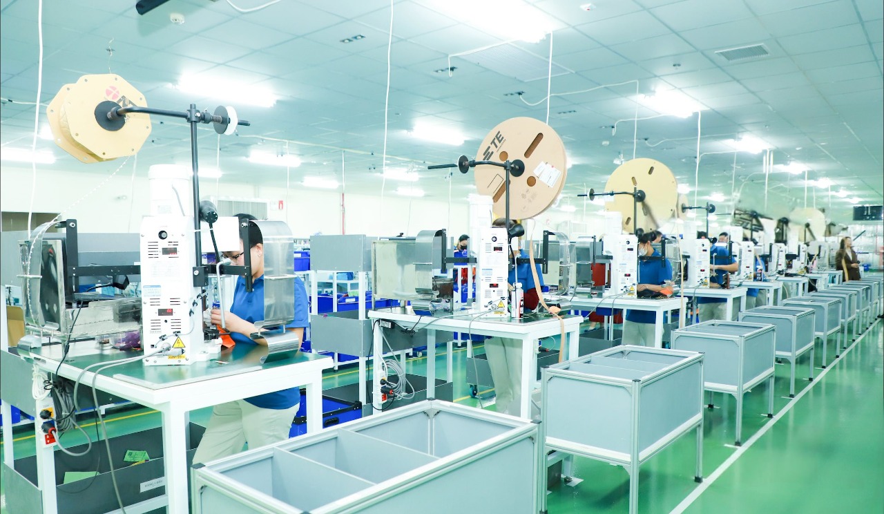 Công nhân Pg88hi Thể Thao, Bóng Đá, Casino, Nổ Hũ, Xổ Số tại nhà máy sản xuất dây dẫn điện cho ô tô của Công ty TNHH JTEC Nghệ An tại KCN VSIP Nghệ An 1, xã Hưng Nguyên. Ảnh: Thành Duy