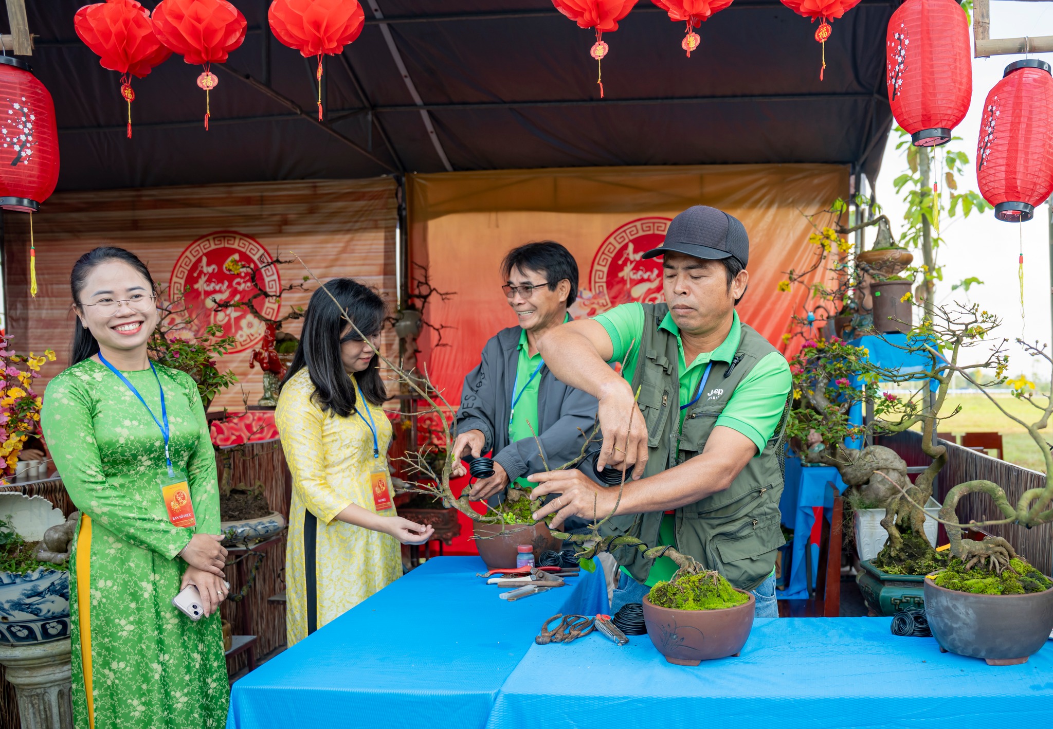 Nghệ
nhân chỉnh dáng mai.