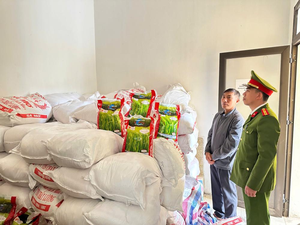 Lực lượng chức năng thu giữ 2,75 tấn gạo, được đóng gói trong 275 bao bì giả, in thông tin nhãn hiệu “Cỏ May – Chất lượng thay lời nói”. Ảnh: Công an tỉnh Hà Tĩnh