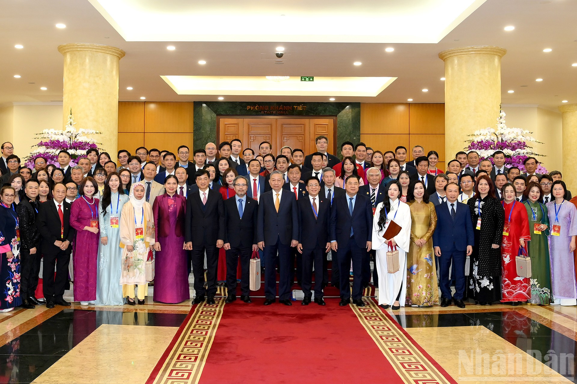 Tổng Bí thư Tô Lâm với các đại biểu kiều bào tiêu biểu tham dự Chương trình Xuân Quê hương 2026. Ảnh: Nhân Dân.