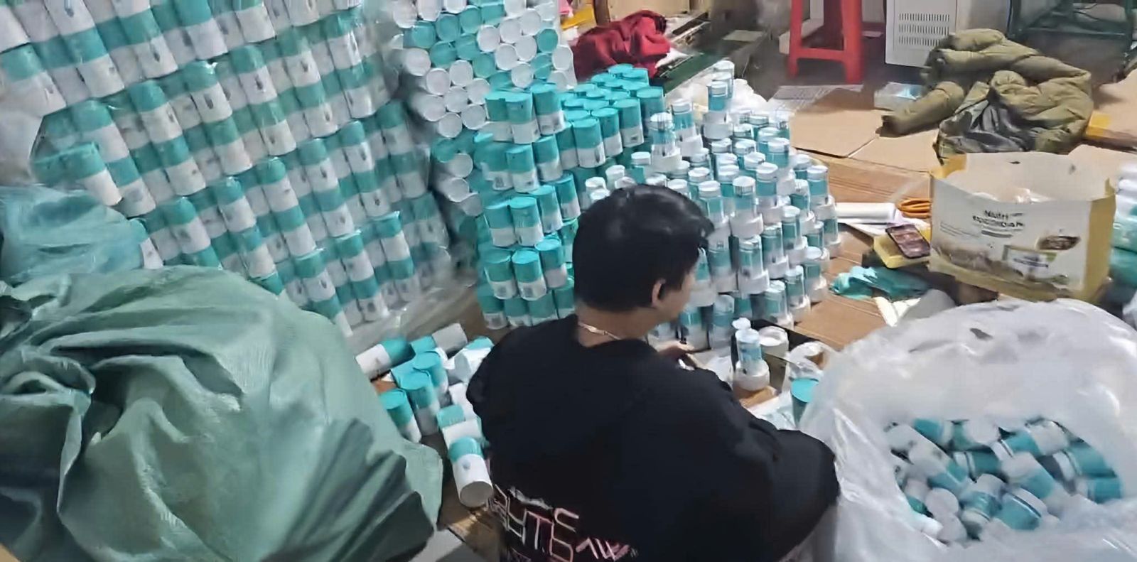 Triệt phá đường dây sản xuất, buôn bán thuốc giả đặc biệt lớn, đội lốt “hàng ngoại” bán online