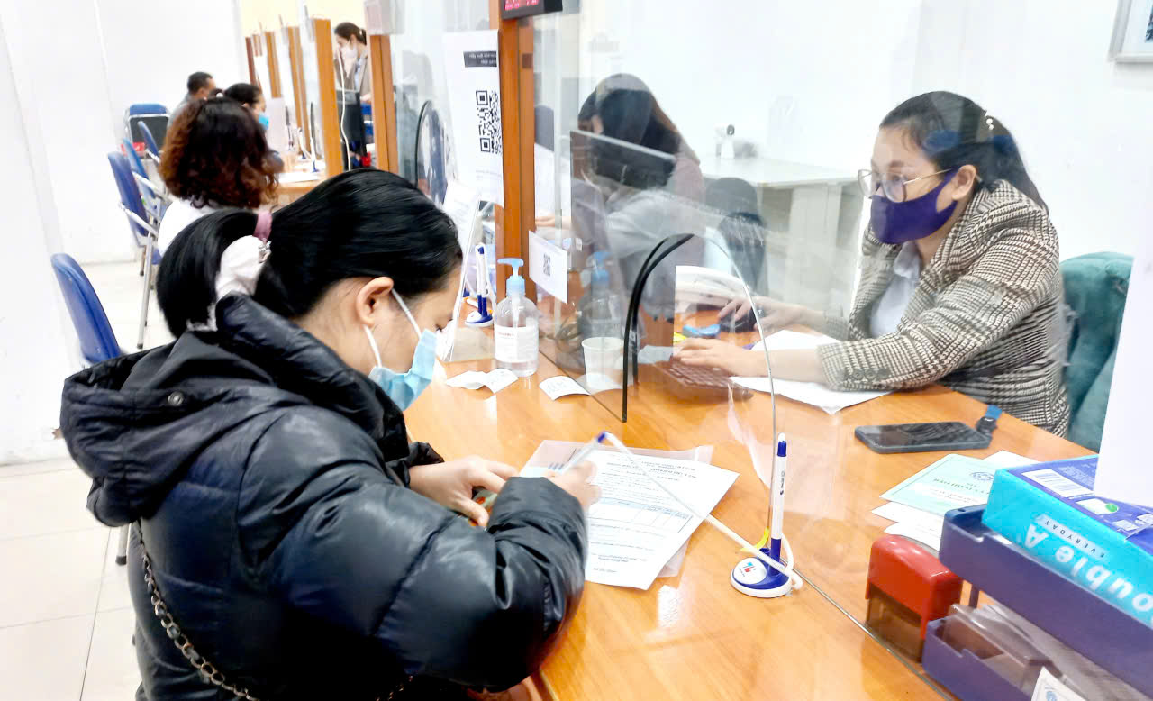 Người lao động làm thủ tục hưởng bảo hiểm thất nghiệp tại sàn việc làm Hà Nội. Ảnh: Nhật Dương.