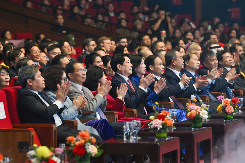 Chủ tịch nước Lương Cường và Phu nhân dự Chương trình nghệ thuật đặc biệt Xuân Quê hương 2026. Ảnh: Nhân Dân.