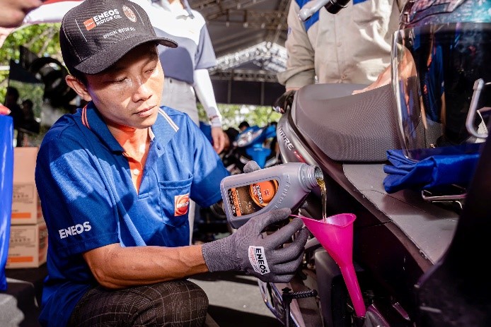 Sản phẩm dầu nhớt ENEOS là sự lựa chọn của nhiều cửa hàng sửa chữa xe máy, gara trên cả nước. Ảnh:&nbsp;ENEOS.